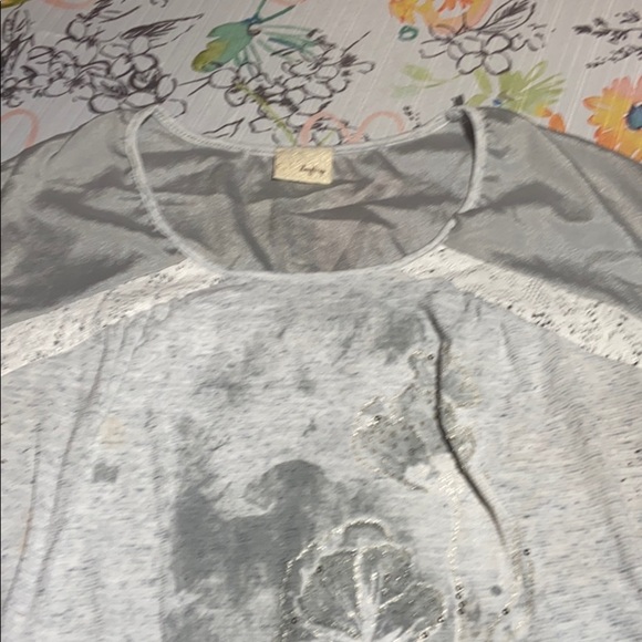 (2) For $10!!! Buckle Daytrip Top - Picture 3 of 5